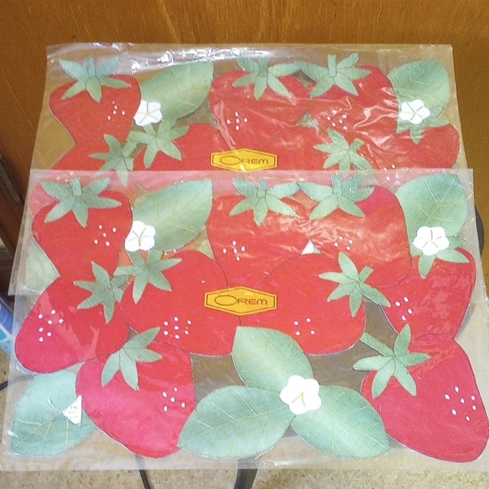 NEW Orem Strawberry Placemat Set.  Red, Green & White Fabric